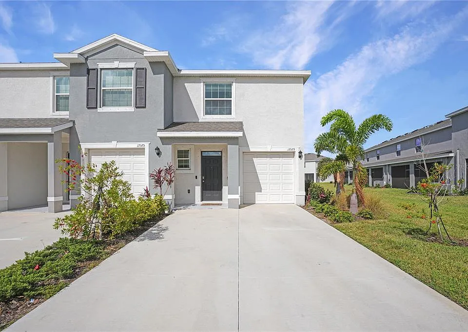 17579 Crescent Moon Loop