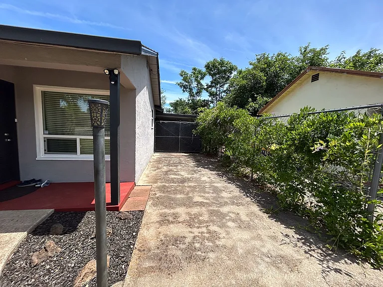 2821 Blue View St — Photo 3