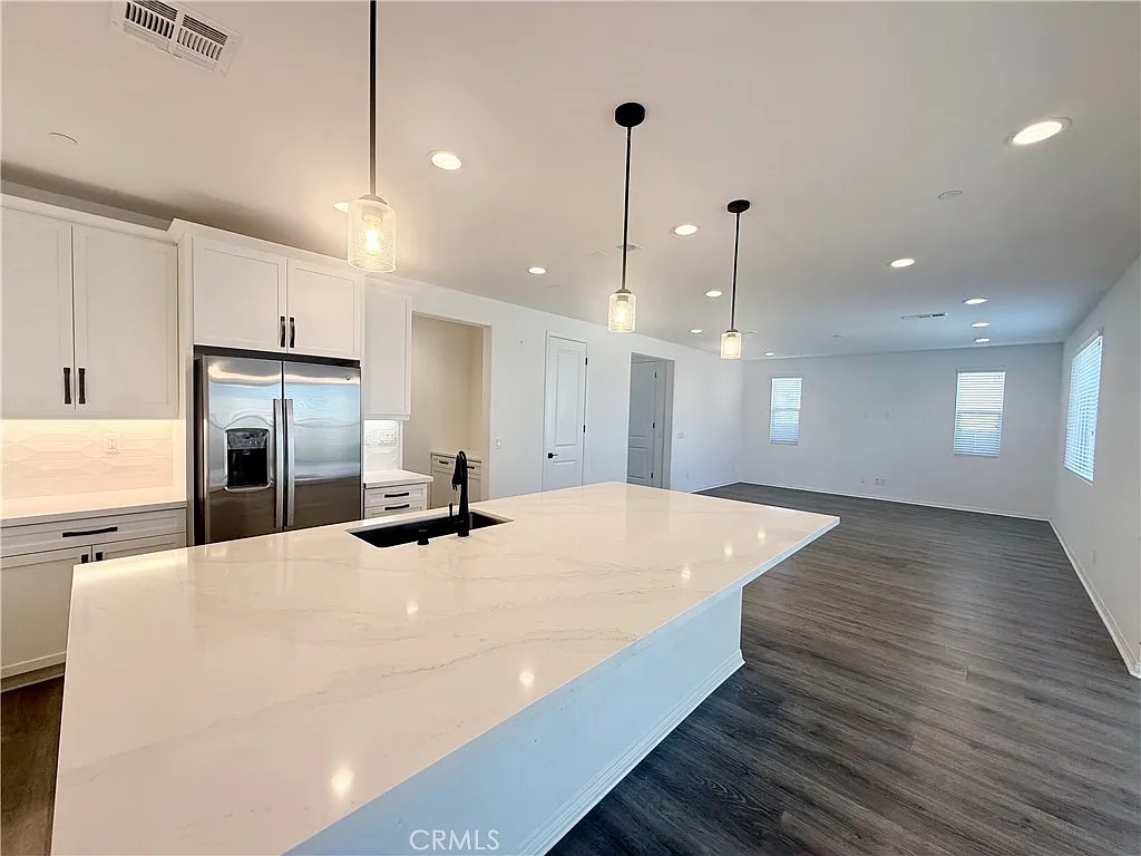 4 bed, 2780 sqft, $3,600 — Photo 4