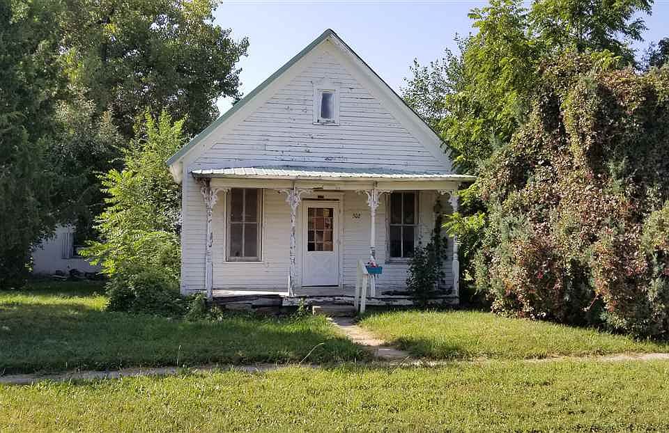 1st image of 302 E 9th St