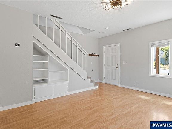 5th image of 656 SW Levens St