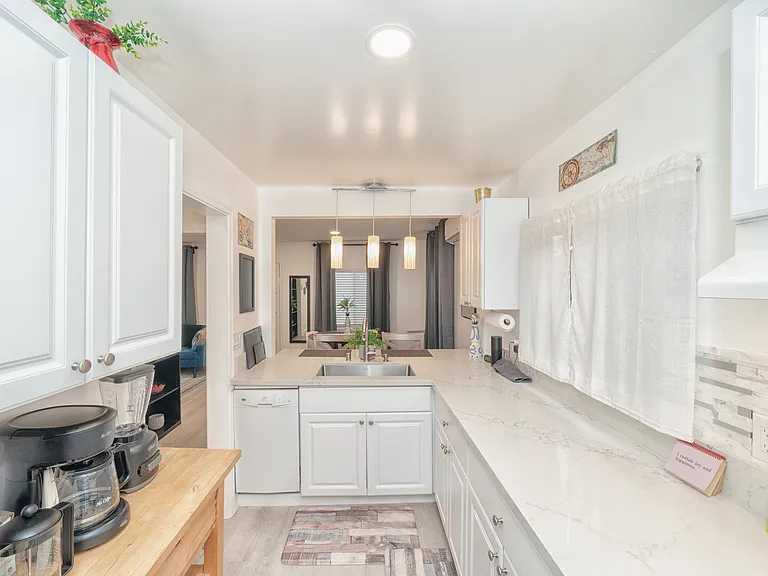 1232 N June St #B — Photo 9