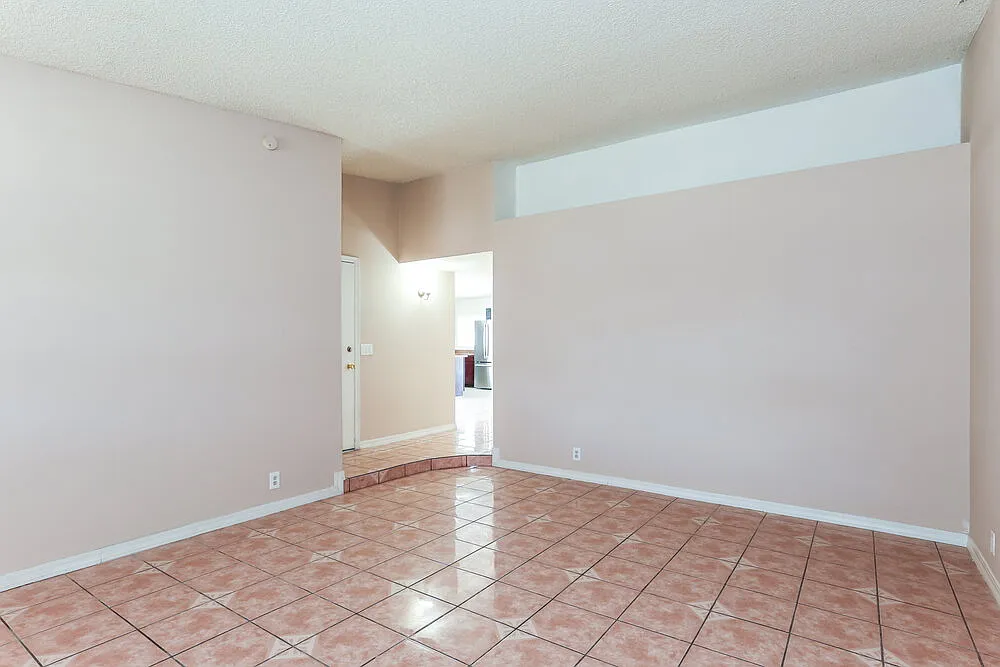 3 bed, 3.0 bath, 1834 sqft, $2,115 — Photo 3