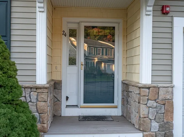 24 Ellsworth Village Rd #23, Acton, MA 01720
