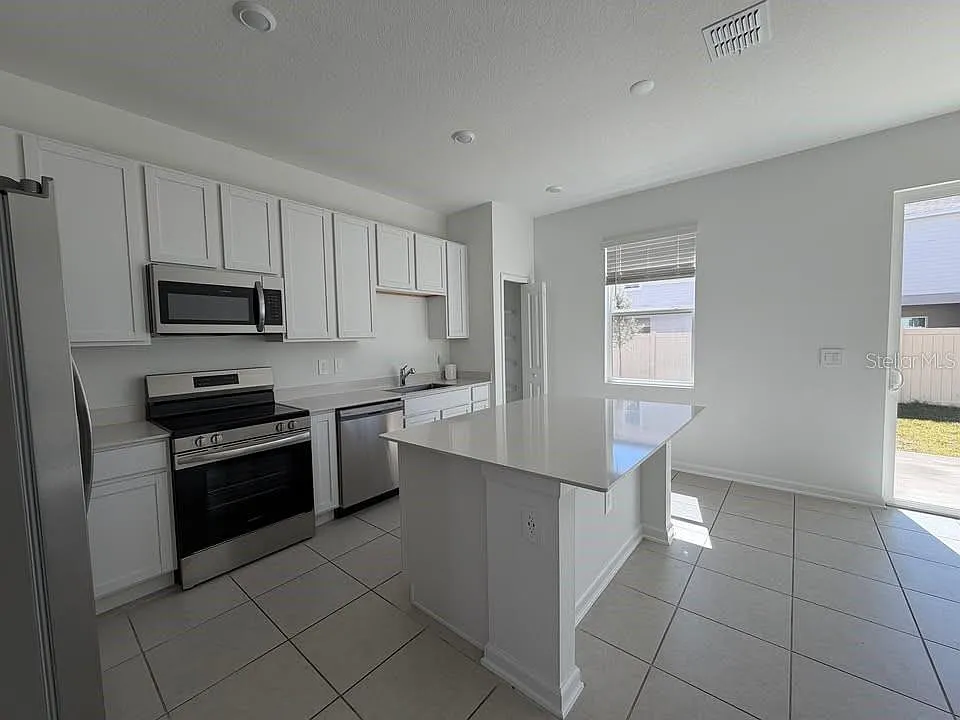 3 bed, 2.5 bath, 1874 sqft, $1,950 — Photo 4