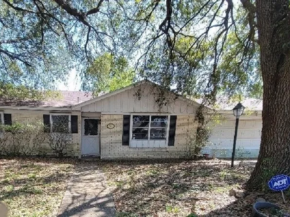 705 Inwood Dr, Baytown, TX 77521