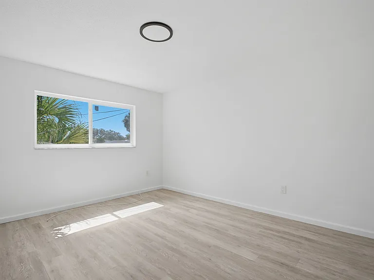 115 N San Remo Ave #7 — Photo 9