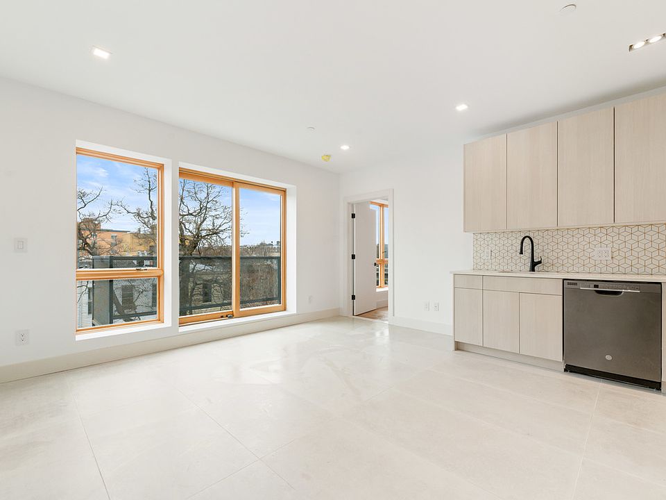 1st image of 15 Hunterfly Pl #4A