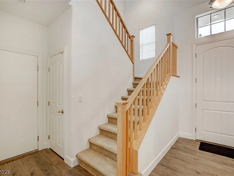 127 Tilbury Ave — Photo 5