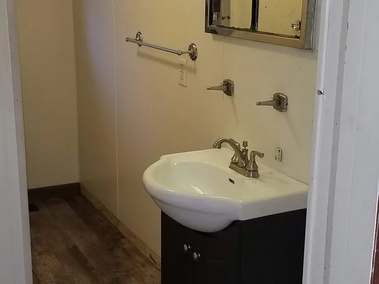 700 E Grimes Ln — Photo 7