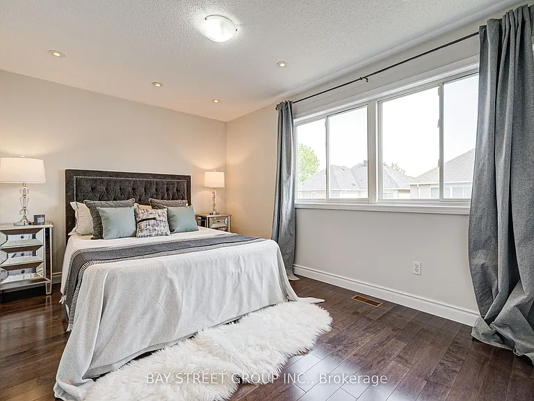 43 Tower Bridge Cres — Photo 15