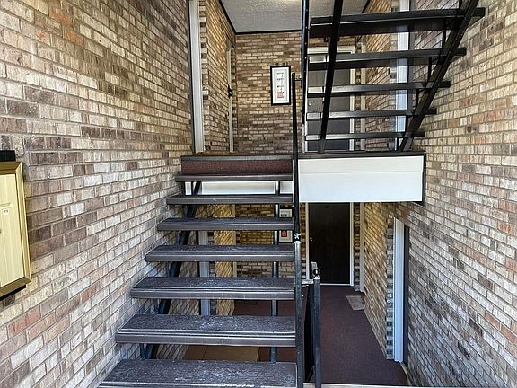 7 steps down to 1st floor condo. Mail for each unit in hallway.