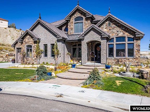 2nd image of 2275 Alexandra Cir