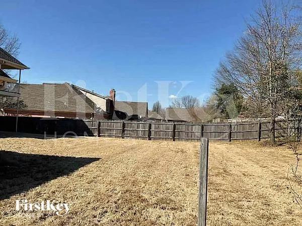 9019 Pembroke Ellis Dr — Photo 10