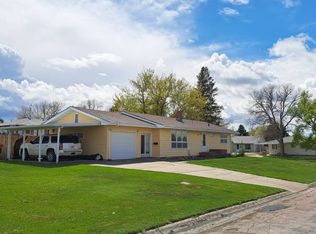 809 E 5th St, Chadron, NE 69337