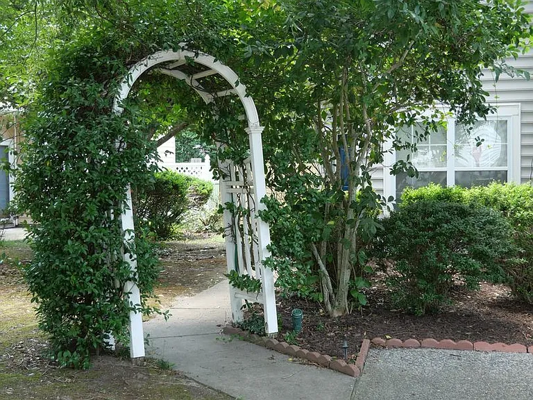 313 Holmes Blvd — Photo 1