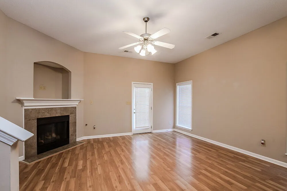 3 bed, 2.0 bath, 1759 sqft, $1,745 — Photo 3
