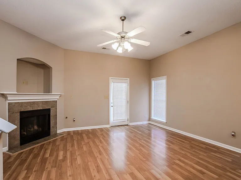 1513 Pemberton Ln — Photo 3