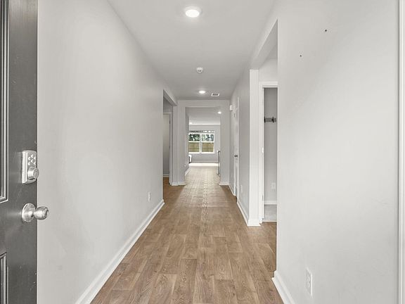 4th image of 361 Spruce Ivy St