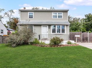 364 N Indiana Ave, Lindenhurst, NY 11757