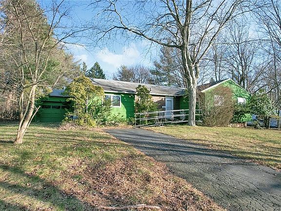 2nd image of 8 Carlton Ln