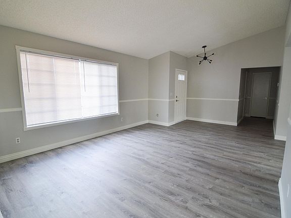 Living Room/Front entry