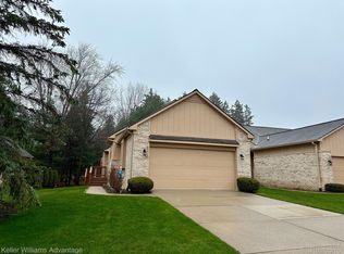 35310 Lone Pine Ln, Farmington, MI 48335