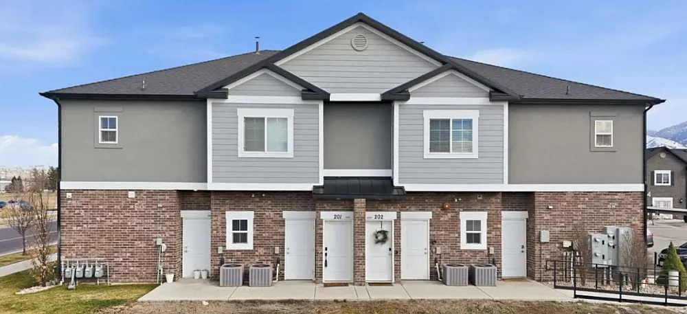 3 bed, 1323 sqft, $1,700 — Photo 1
