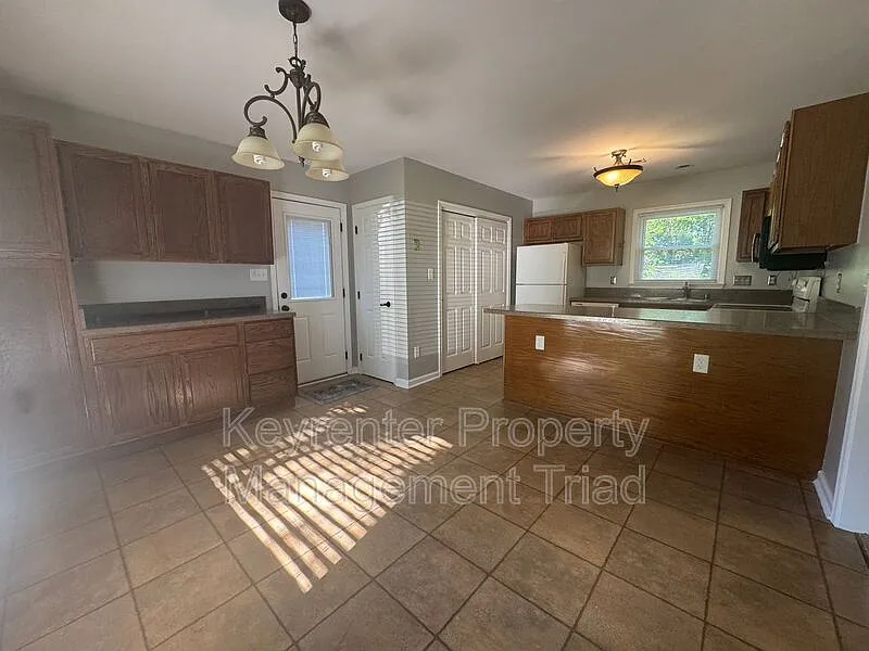 3 bed, 2.0 bath, 1298 sqft, $1,700 — Photo 2