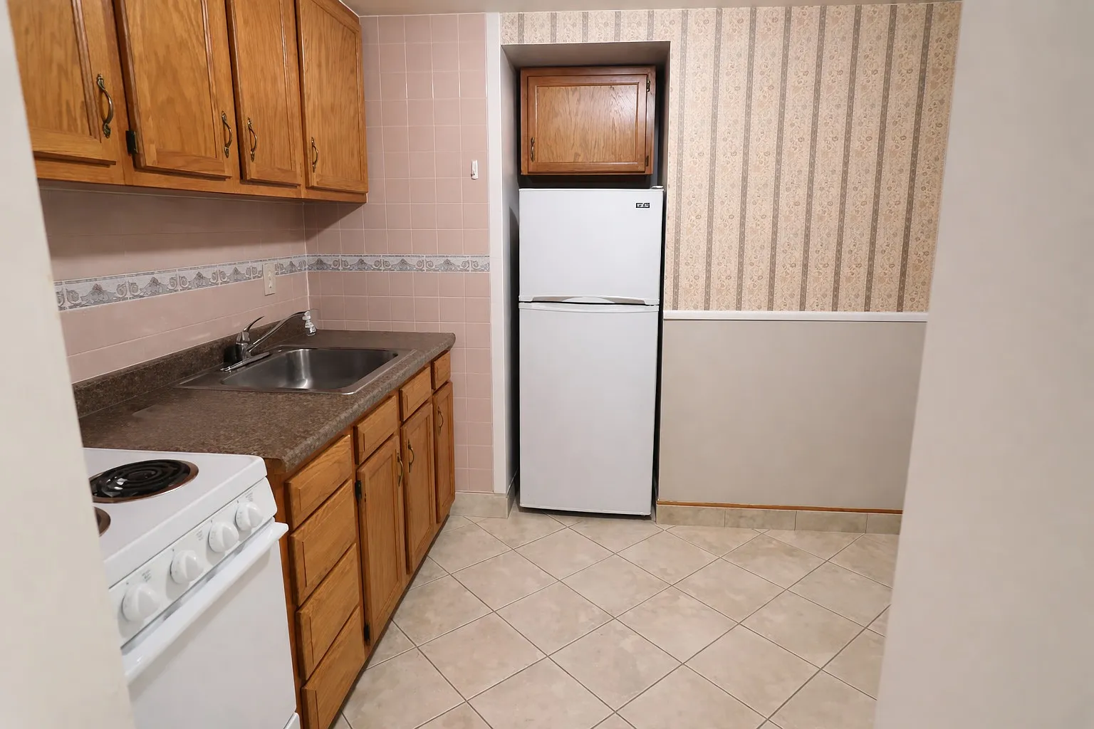 2 bed, 1.0 bath, 745 sqft, $1,599 — Photo 4