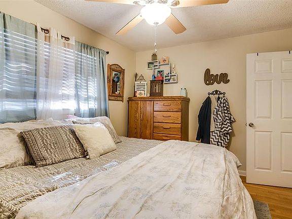 4th image of 221 Palm Ln