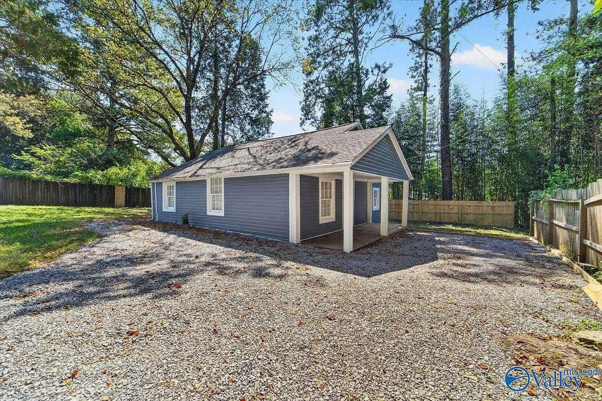 2 bed, 1.0 bath, 930 sqft, $1,200 — Photo 3
