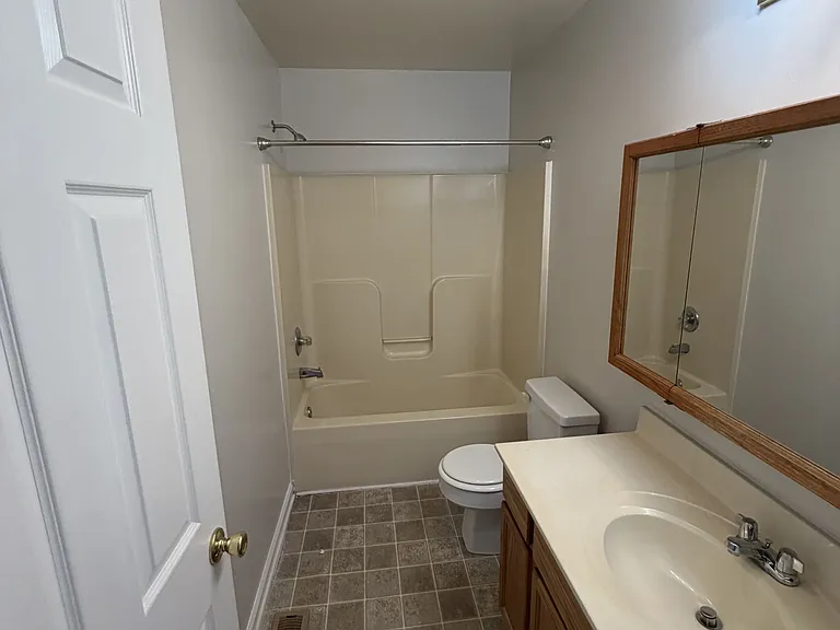 160 Lee St #1 — Photo 10