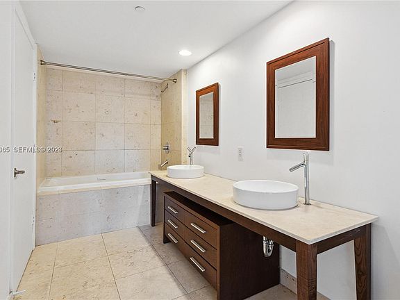 4th image of 465 Brickell Ave #1301