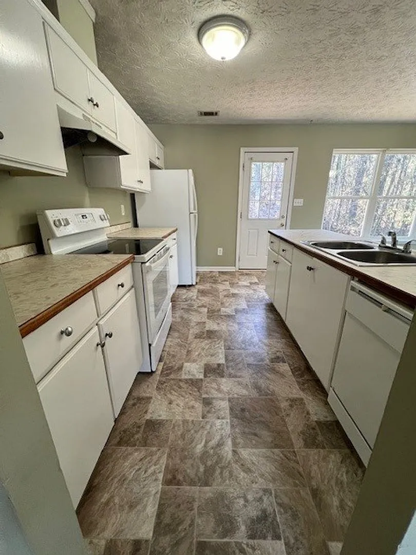 4 Bedroom, 2 Bath Home — Photo 4