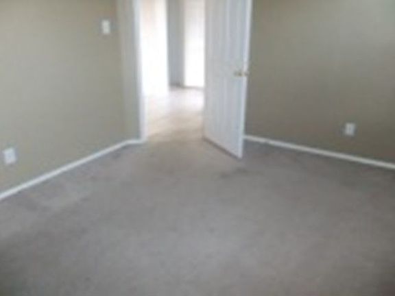 5th image of 923 Medina Dr