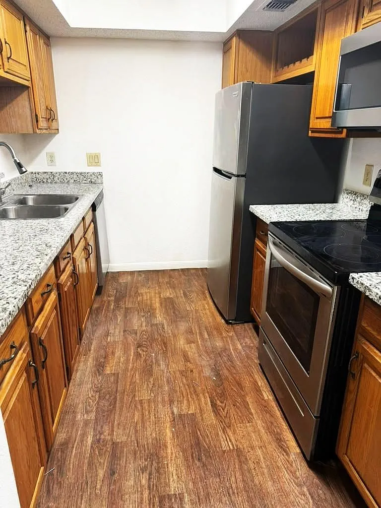 2 bed, 1.0 bath, 780 sqft, $1,300 — Photo 4