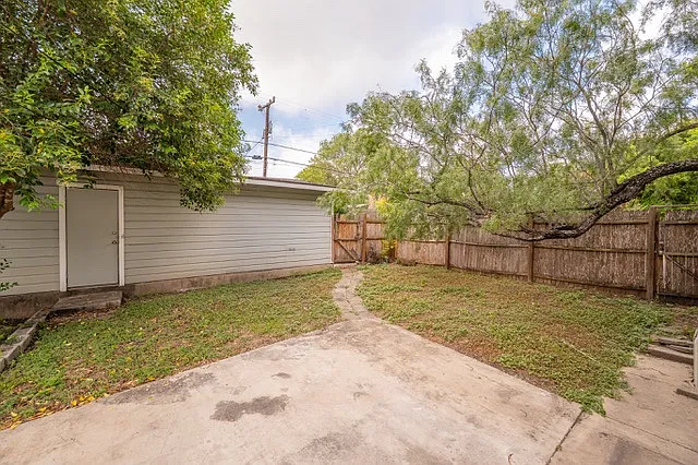 402 Blakeley Dr — Photo 23