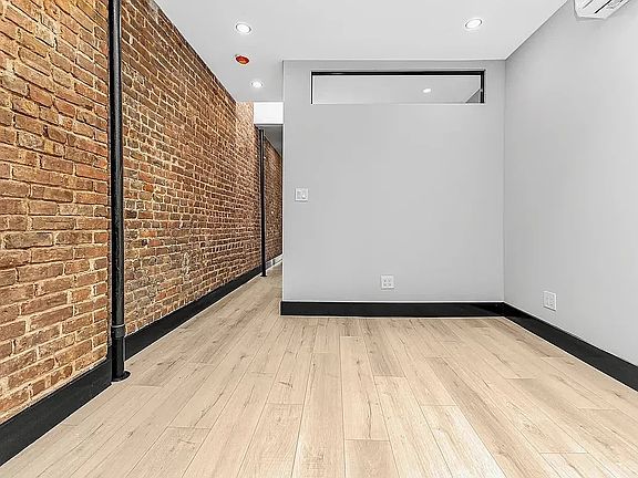 4th image of 438 W 52nd St #Penthouse