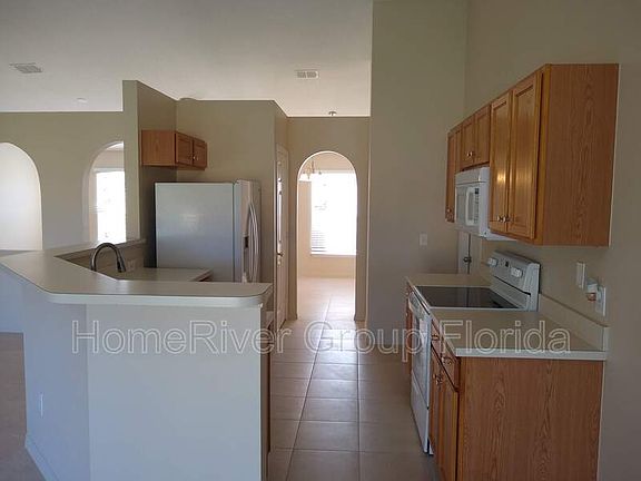 5th image of 1055 SW Idol Ave