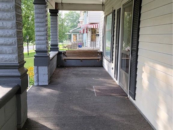 3rd image of 901 N Tuscarawas Ave