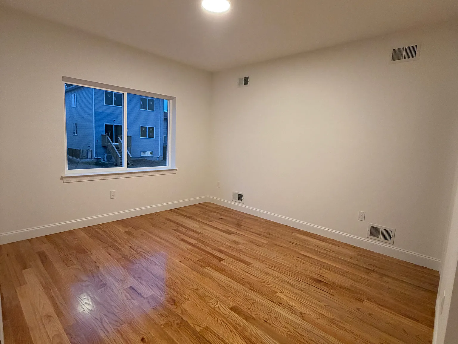 3 bed, 2500 sqft, $3,900 — Photo 4