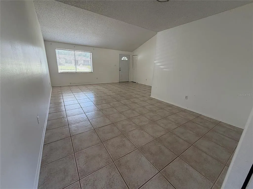 3 bed, 2.0 bath, 1548 sqft, $2,200 — Photo 2