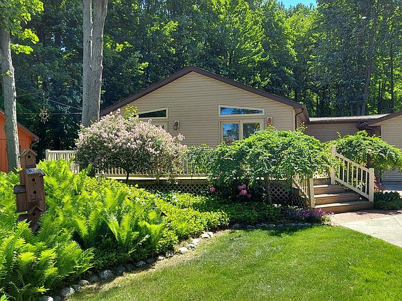 2nd image of 2964 N Lakeview Dr