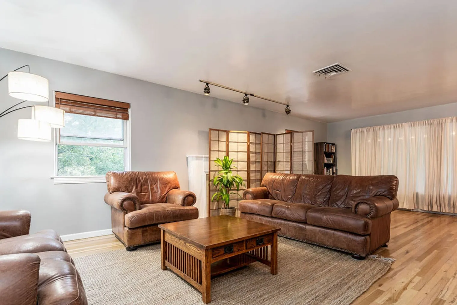 1 bed, 1.0 bath, 893 sqft, $1,904 — Photo 2