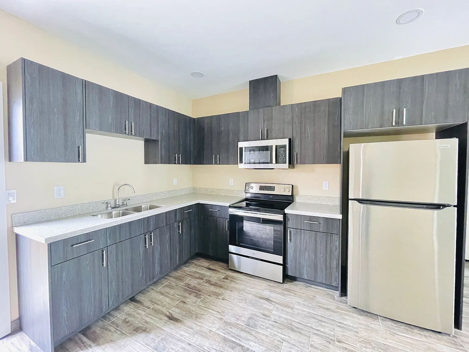 3 bed, 1033 sqft, $1,200 — Photo 1
