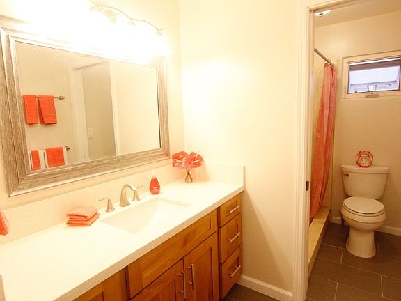 5th image of 923 Green St #A