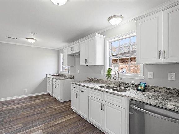 5th image of 732 Oak Field Dr