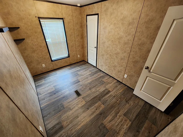 502 E Lee — Photo 11