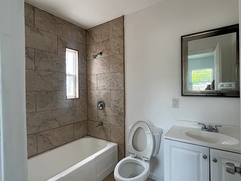 430 W Plum St — Photo 8